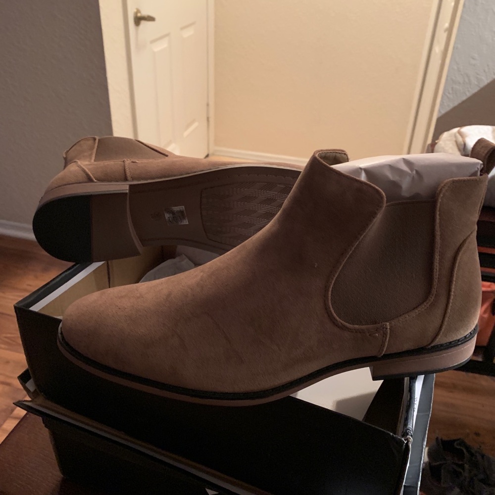 Chelsey boots (brand new)